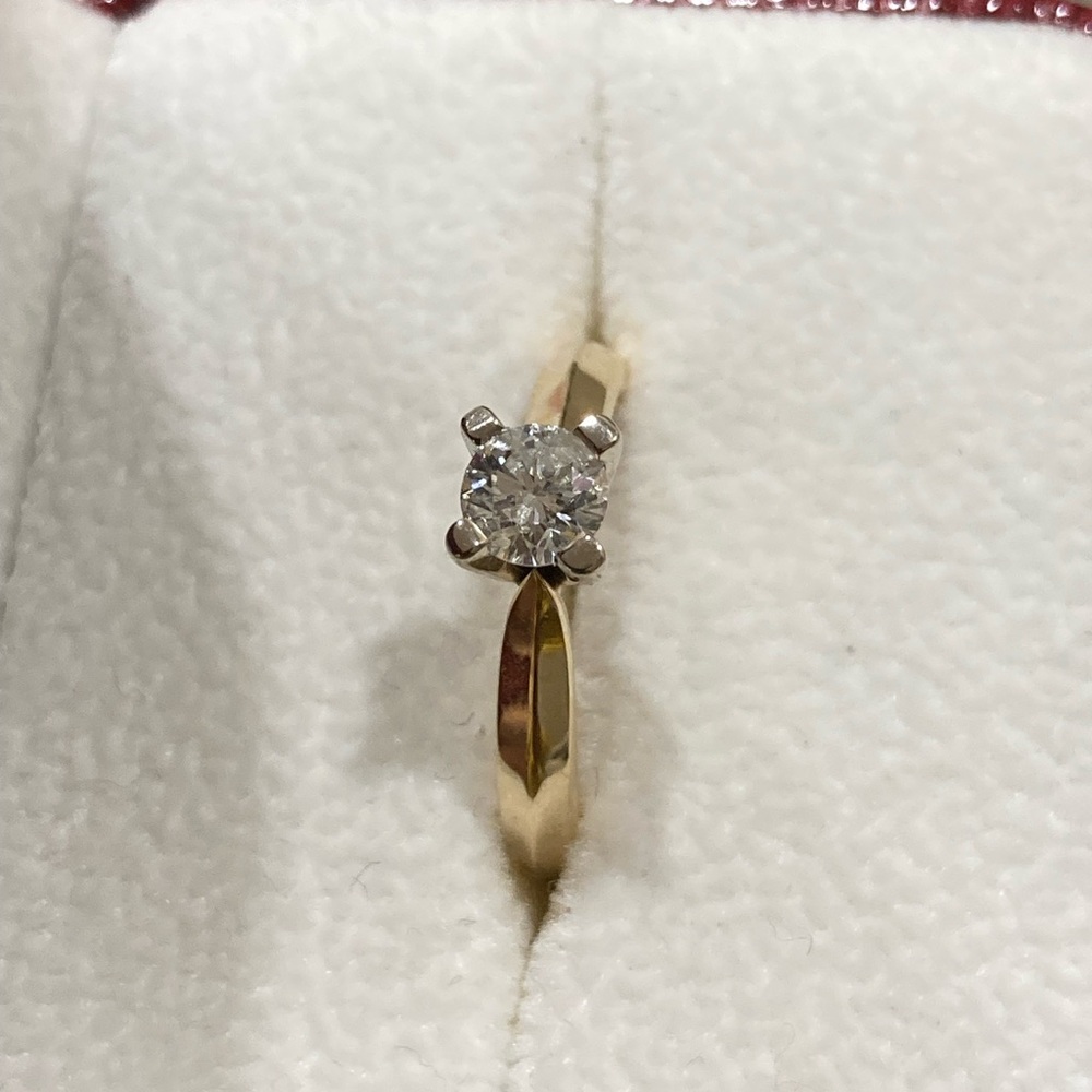 14k Elegant Gold natural mined Diamond solitaire - Picture 8 of 13